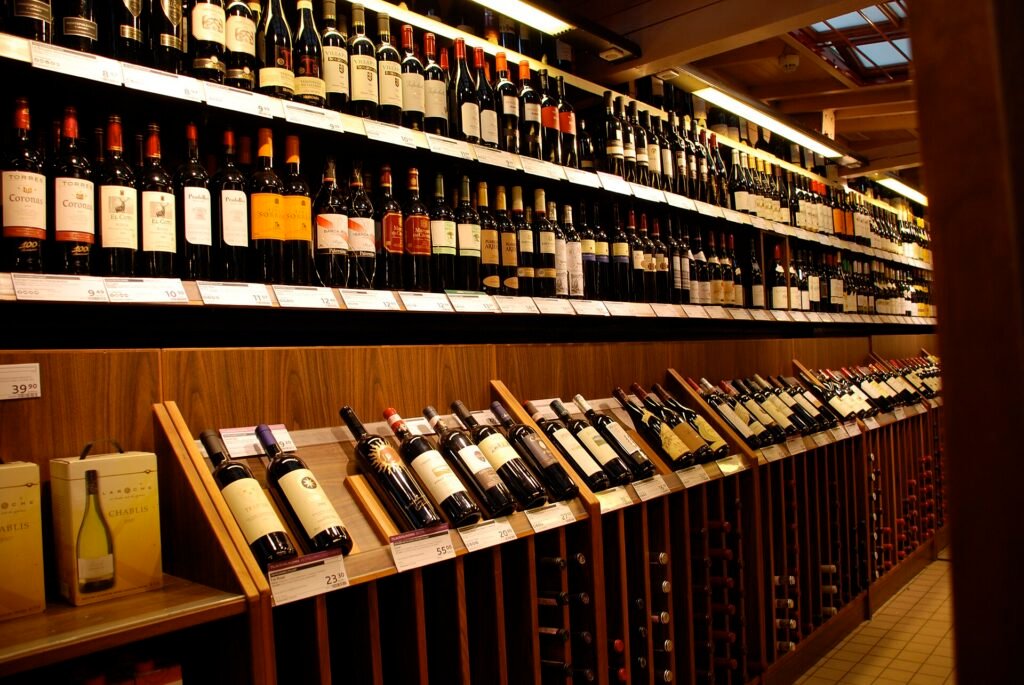Interior de una vinoteca con estantes de botellas